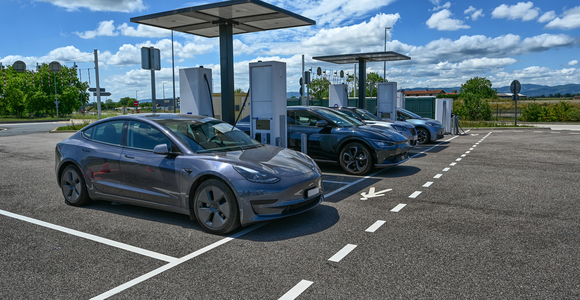 Elektrische wagens laden op aan een laadstation in Frankrijk. 