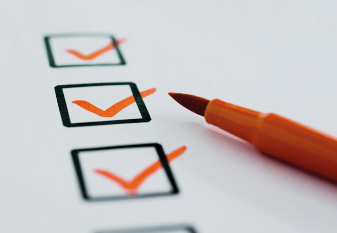 Abgehakte Kästchen auf einem Merkblatt