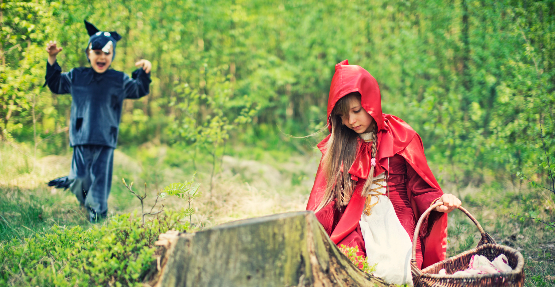 Kinderen spelen Roodkapje en de Wolf