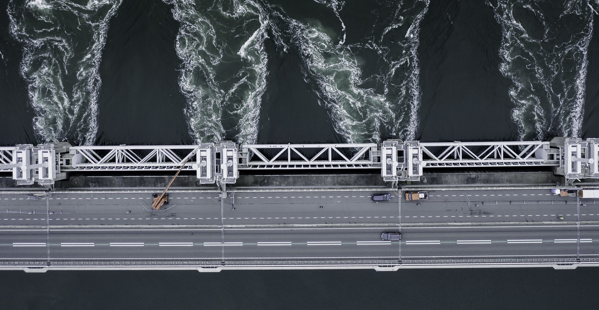 De storm surge dam; ontspringen van water tijdens hoogtij