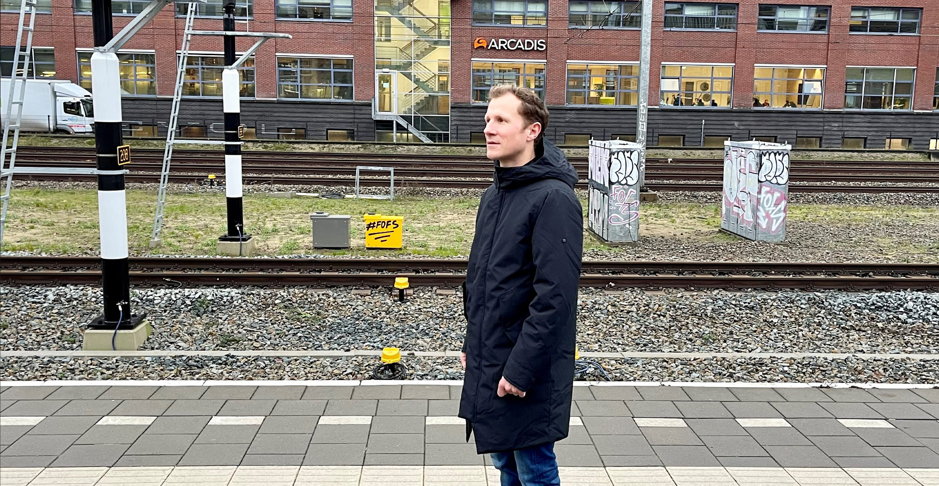 Teun Dekker op het station in Amersfoort voor het kantoor van Arcadis
