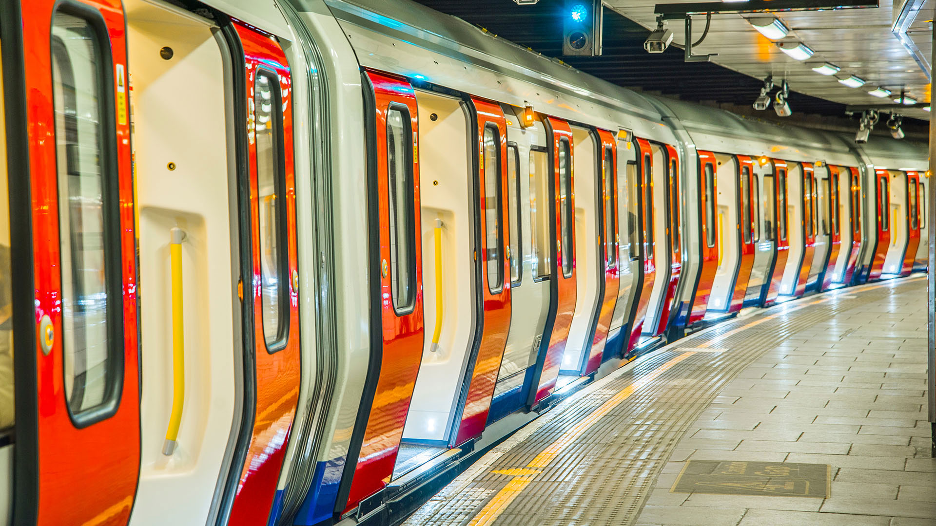 Ein Zug hält in einer Londoner U-Bahn-Station