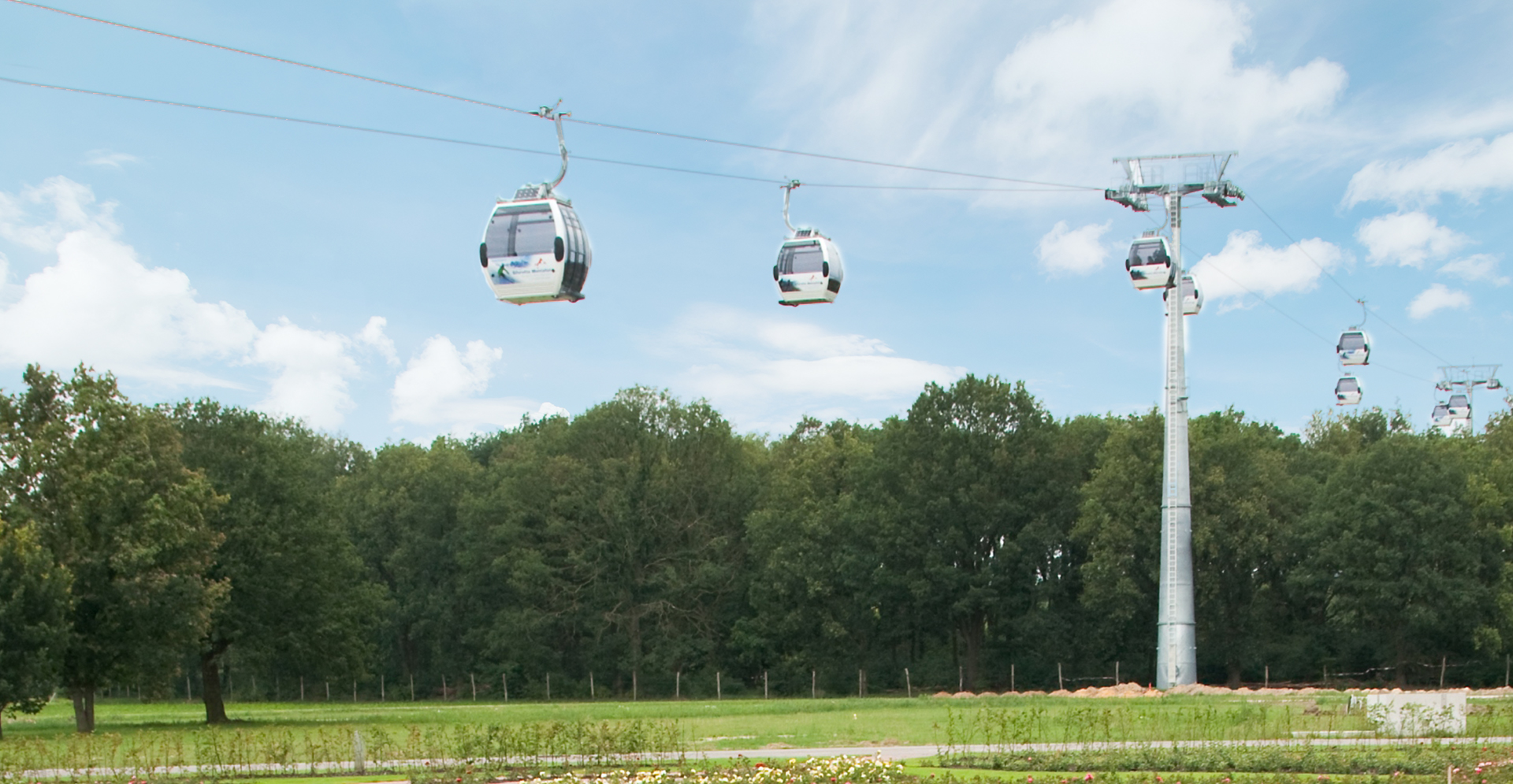 Kabelbaan met gesloten cabines op circa 5 meter boven de grond.