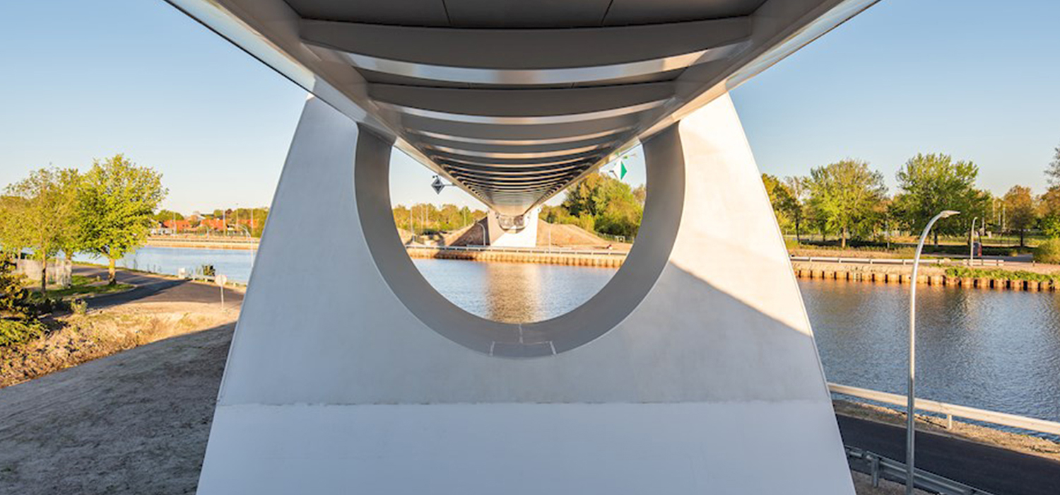 Nieuwe spoorbrug over het water bij Zuidhorn van onderaf bekeken.
