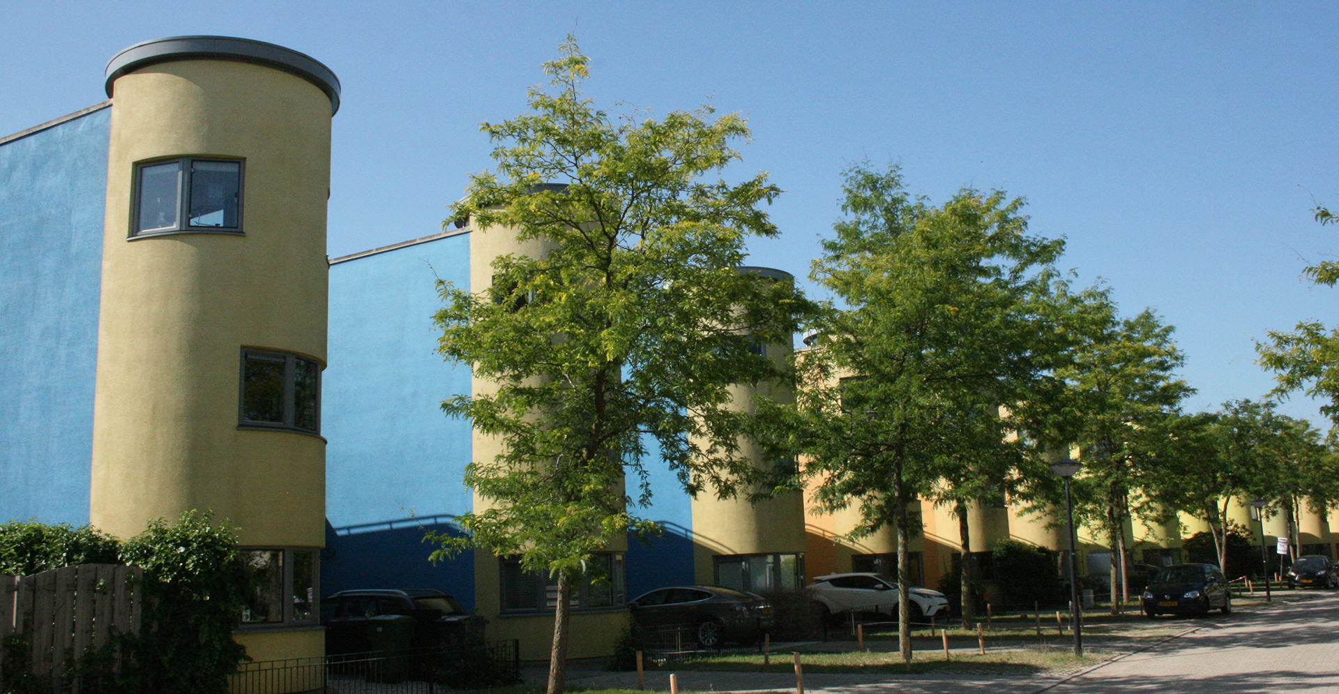 Mooie torenwoningen in de Regenboogbuurt in Almere