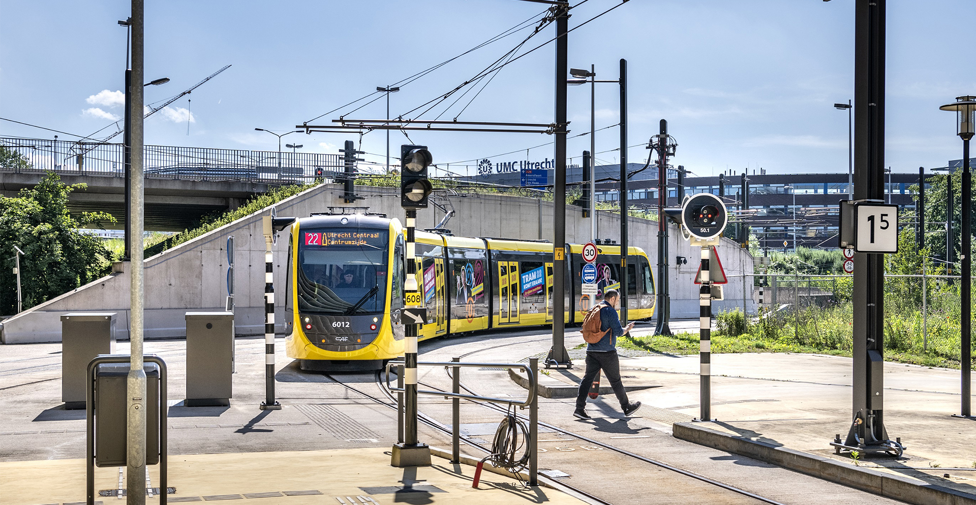 Gele tram aankomend bij Uithoflijn Utrecht